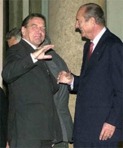 El presidente francés  Jacques Chirac (derecha), recibe al canciller alemán Gerhard Schroeder antes de la cena que mantuvieron anoche.