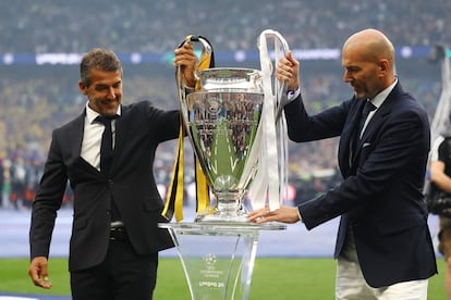 Los ex jugadores Karl Heinz Riedle y Zinedine Zidane con el trofeo de la Liga de Campeones antes del partido. 