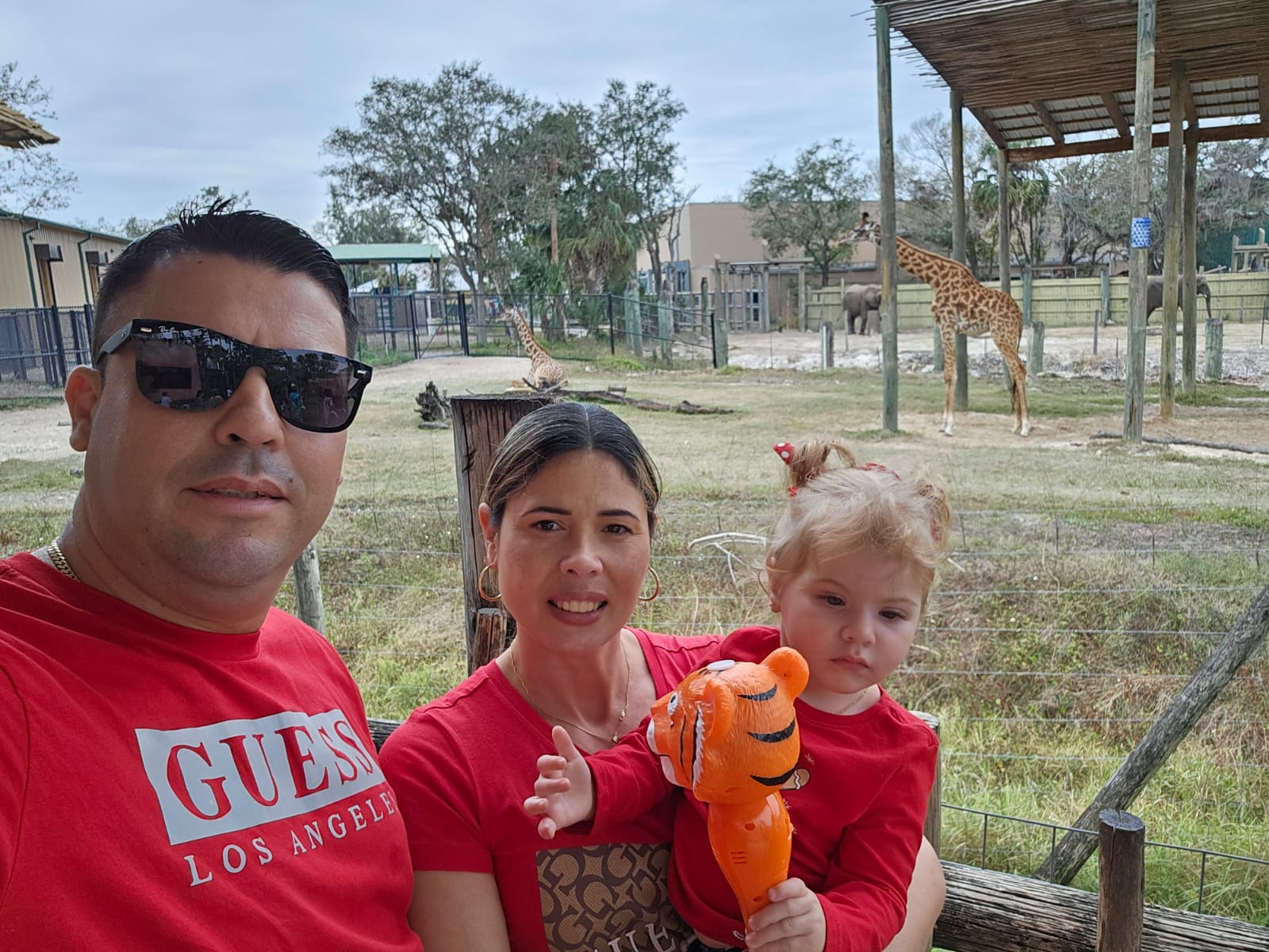 Carlos Yuniel y Heydi Sánchez con su hija Kailyn.