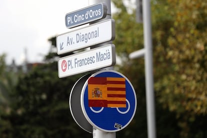 Cartel con las banderas catalana y española juntos, en la avenida Diagonal de Barcelona. Según una encuesta de Metroscopia, el 82% encuestados creen que la solución al problema de Cataluña es un referéndum pactado y legal. Los catalanes están cada vez más convencidos de que el resultado de la consulta, en caso de que se pueda celebrar, no puede tener valor legal para proclamar la independencia.