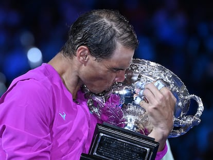 Rafa Nadal besa su trofeo tras ganar el Open de Australia, el pasado 31 de enero.