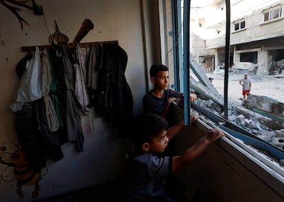 Dos menores palestinos, en una escuela de la UNRWA en el sur de Gaza, en junio.