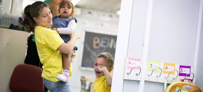 Una madre en el primer día de colegio