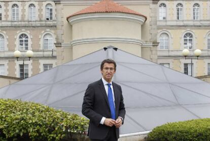 El presidente Feijóo, el pasado jueves, ante la sede de la Xunta y en uno de sus despachos.