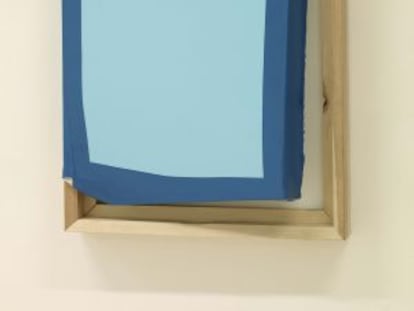 'Tight (Light blue / Turquoise)', 2014, de Ángela Cruz.