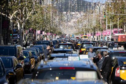 Centenares de taxistas y familiares de la víctima han desfilado este miércoles por el centro de Barcelona para protestar por la muerte de un compañero tras una agresión.