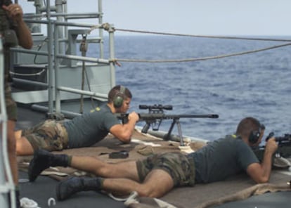 Infantes de marina de la fragata <i>Navarra</i>  efectúan disparos de advertencia sobre el barco sospechoso.