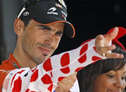 Egoi Martínez se enfunda el <i>maillot</i> de líder de la montaña.