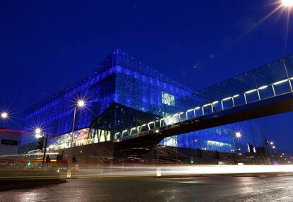 El edificio John Lewis iluminado de azul. 