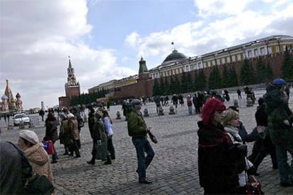 La Plaza Roja de Moscú, con la muralla del Kremlin y el mausoleo de Lenin cerca de la torre Spasski. A la izquierda, la iglesia de San Basilio.