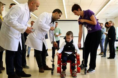 Jens, un niño de 5 años, usa el primer y único exoesqueleto pediátrico portable del mundo.