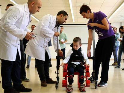 Jens, de cinc anys, utilitza el primer i únic exoesquelet pediàtric portable del món.