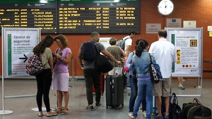 Usuarios de la estación de Atocha, en Madrid, afectados por una anterior huelga de Renfe.