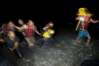 Muchos de los refugiados que llegan a suelo griego acaban durmiendo en parques y playas sin la mínima atención humanitaria.