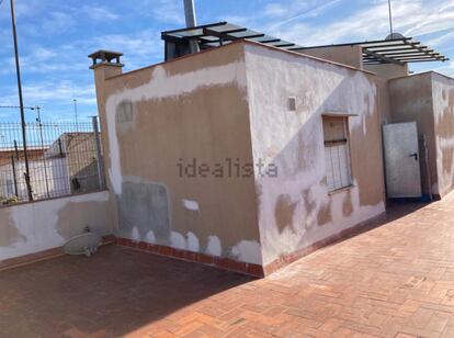 A photograph from Idealista of the rental of a "penthouse" of 12 m² (129.167 ft2) habitable space for €650 ($703.38) per month in Travessera de les Corts.