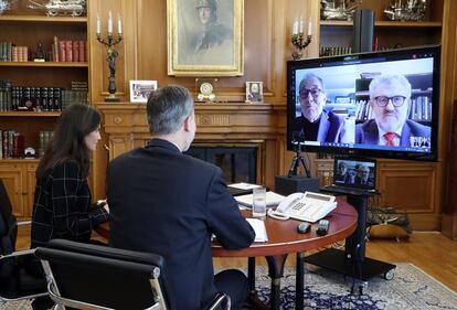 Los Reyes han mantenido una videoconferencia con el presidente del Real Patronato del Museo Nacional del Prado, Javier Solana, y el director del Museo, Miguel Falomir.