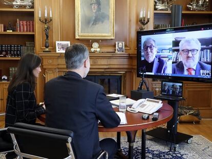 Los Reyes han mantenido una videoconferencia con el presidente del Real Patronato del Museo Nacional del Prado, Javier Solana, y el director del Museo, Miguel Falomir.