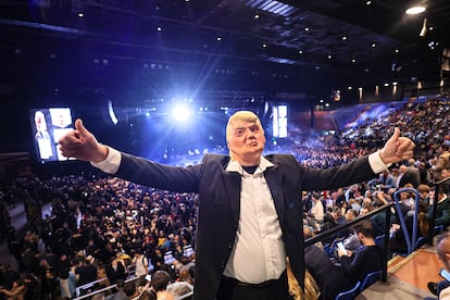 Un hombre disfrazado de Donald Trump acude a un evento de Javier Milei, en Luna Park, Buenos Aires.