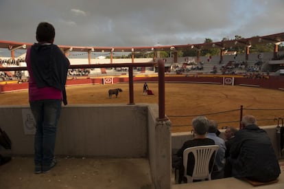 Uno de la treintena de niños que ha asistido esta tarde a la corrida en Palos, en honor al descubrimiento de América.