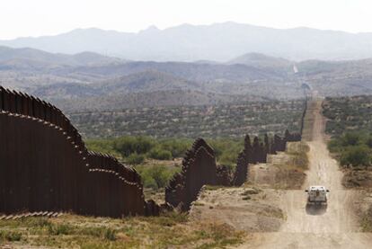 Muro fronterizo entre EE UU y México, en el desierto de Sonora, en Arizona.