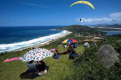 Salida de parapente en el monte Galheta, en la isla de Florianópolis (a la derecha de la imagen se ve el lago de Conceição).