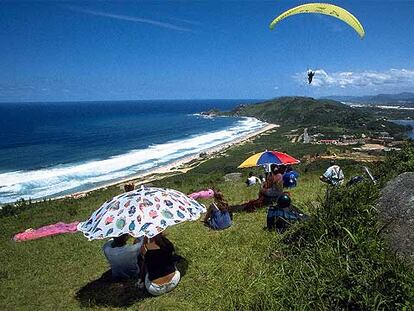 Salida de parapente en el monte Galheta, en la isla de Florianópolis (a la derecha de la imagen se ve el lago de Conceição).