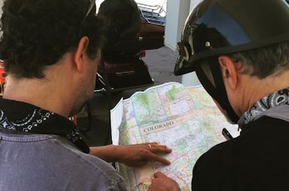Rande Gerber y George Clooney, definiendo la ruta de su viaje en moto.