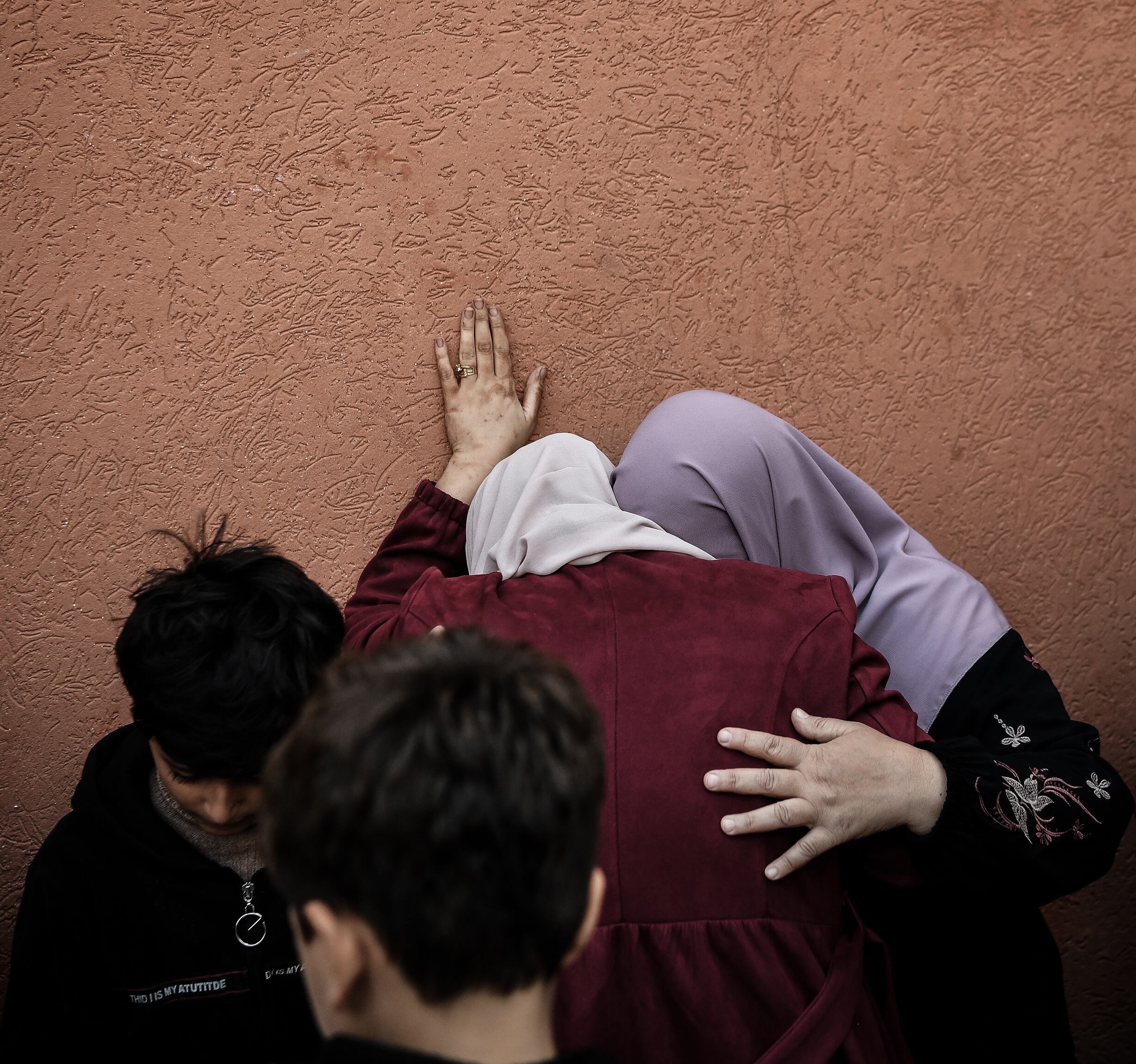 Familiares del palestino Abdel Aziz Al-Rantisi, asesinado tras la reanudación de los ataques aéreos israelíes en el sur de la Franja de Gaza, lloran durante el funeral, en un hospital de Jan Yunis. 