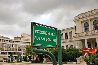 La plaza Susan Sontag frente al teatro nacional en Sarajevo (Bosnia y Herzegovina)