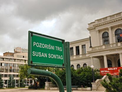 La plaza Susan Sontag frente al teatro nacional en Sarajevo (Bosnia y Herzegovina)