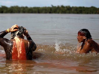 Indígenas da etnia xavante se banham em época de ritual, em janeiro de 2020.