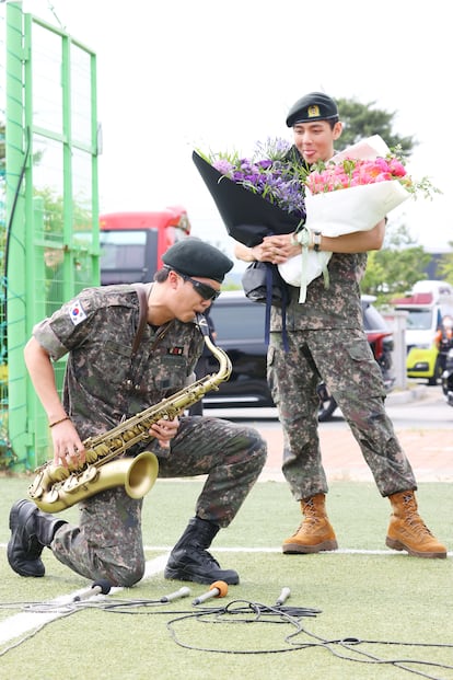 RM y V, recibidos con ramos de flores tras completar el servicio militar obligatorio, el 10 de junio de 2025. 