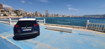 Un coche de la Policía Nacional de Benidorm, que detuvo al presunto agresor, en una imagen cedida por las fuerzas de seguridad.