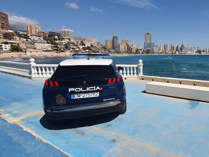 Un coche de la Policía Nacional de Benidorm, que detuvo al presunto agresor, en una imagen cedida por las fuerzas de seguridad.