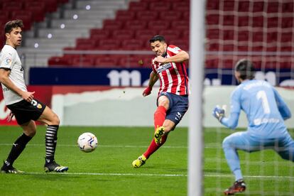 Luis Suárez supera a Doménech en el disparo que supuso el 2-1 para el Atlético. laliga
