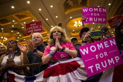 Los asistentes muestran carteles en apoyo a Donald Trump antes del comienzo de un mitin del candidato presidencial republicano, en el Hotel Venetian de Las Vegas, Nevada, (EE UU), el 30 de octubre.