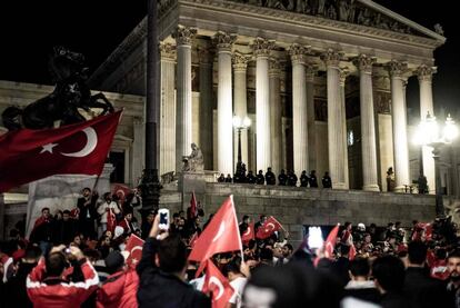 Ciudadanos turcos se concentran en el Parlamento de Viena (Austria) en apoyo al presidente turco Erdogan, durante el fallido golpe de Estado en Turquía.