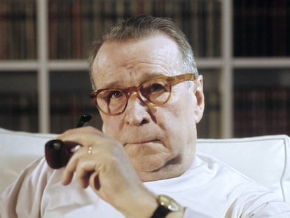 El escritor Georges Simenon en su casa de Lausanne.