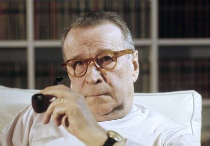 El escritor Georges Simenon en su casa de Lausanne.