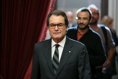 Artur Mas entra al hemiciclo del Parlament, detrás de algunos de los diputados de la CUP.