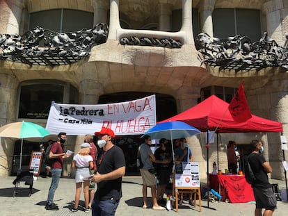 Trabajadores en huelga en la entrada de La Pedrera, ayer por la tarde.