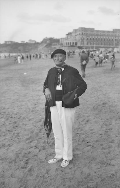 Un hombre luce alpargatas en la playa de Biarritz en 1935.