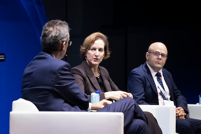 La periodista Anne Applebaum, durante su intervención en el evento, este lunes, junto a Daniel Ziblatt, profesor de la Universidad de Harvard, y Andrea Rizzi, corresponsal de Asuntos Globales de EL PAÍS. 