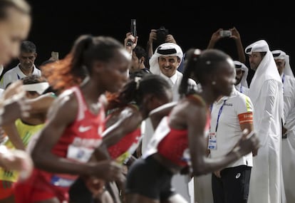 A las tres de la madrugada, con 32,7 grados y un 73% de humedad, se ha celebrado este sábado la final del maratón del Mundial de Doha. En la imagen, el emir de Qatar, Tamim bin Hamad Al Zani, da el pistoletazo de salida a la prueba.