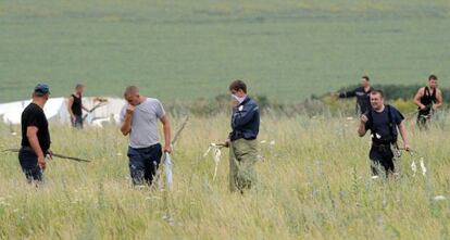 Varias personas, en el lugar del siniestro del MH17, en Ucrania, en julio.