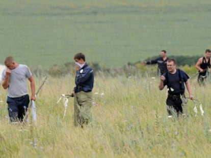 Varias personas, en el lugar del siniestro del MH17, en Ucrania, en julio.