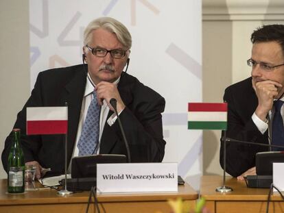 El ministro de Exteriores polaco, Witold Waszczykowski, y su homólogo húngaro, Peter Szijjarto, durante una reunión del grupo de Visegrado a principios de mayo.