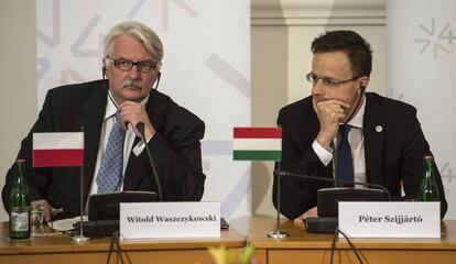 El ministro de Exteriores polaco, Witold Waszczykowski, y su homólogo húngaro, Peter Szijjarto, durante una reunión del grupo de Visegrado a principios de mayo.