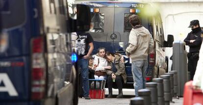 Una de las familias desalojadas del edificio que había sido ocupado por la PAH en el centro de Madrid.