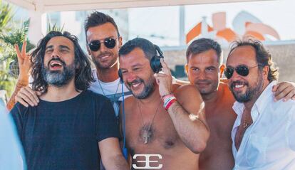 Matteo Salvini, ministro del interior de Italia, en la cabina de un pinchadiscos de una playa de la provincia de Rávena.